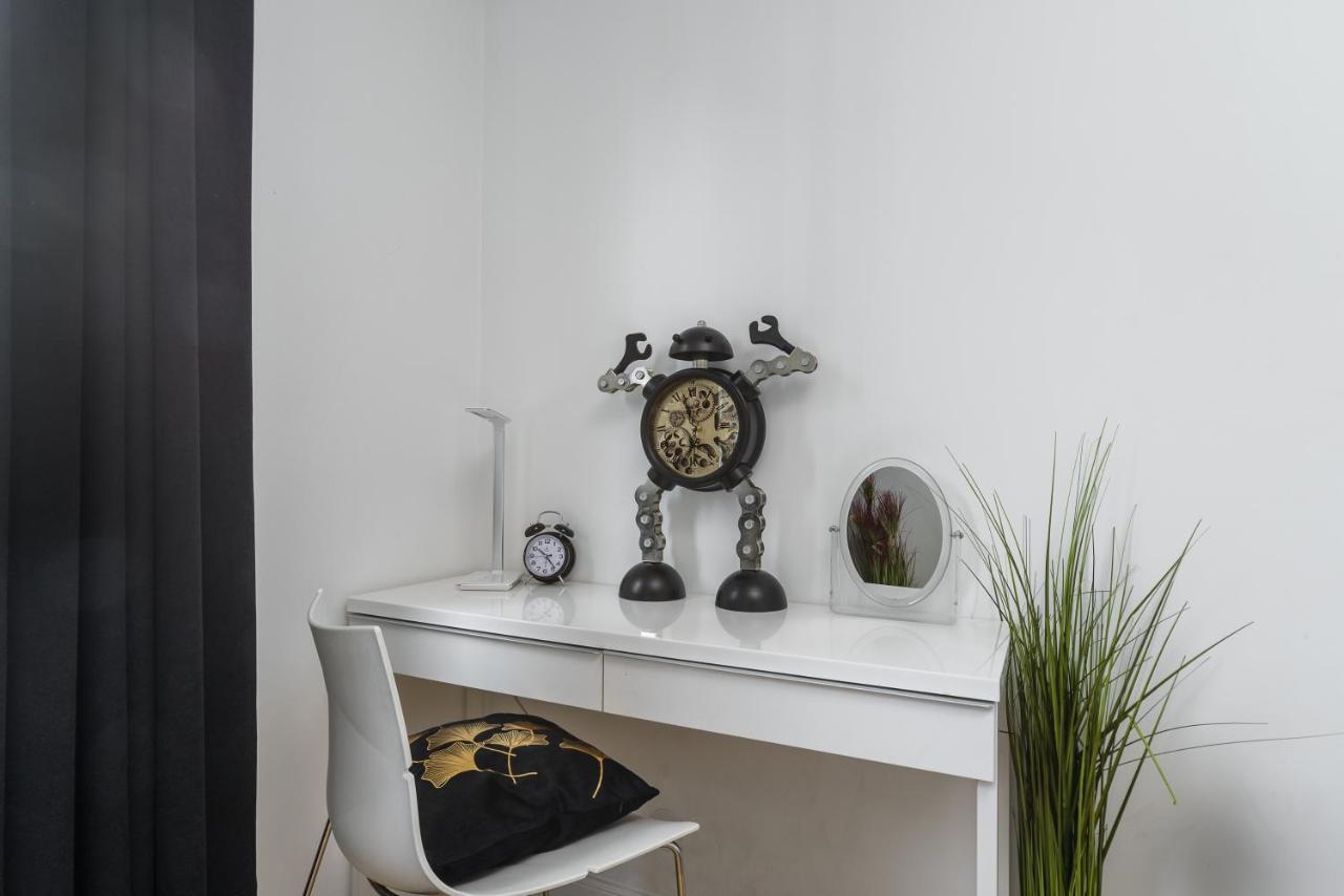 Family Apartment With A Terrace On Aleje Jerozolimskie 바르샤바 외부 사진